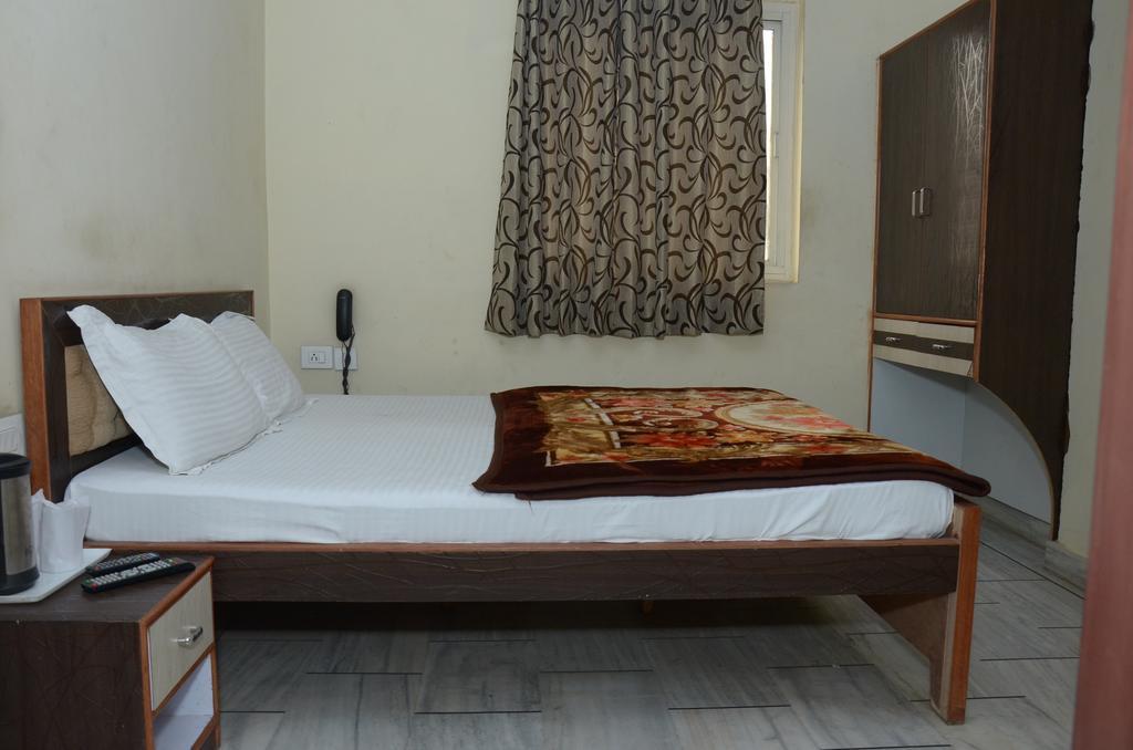 Oyo 15242 Hotel Rathi Palace Τζαϊπούρ Εξωτερικό φωτογραφία